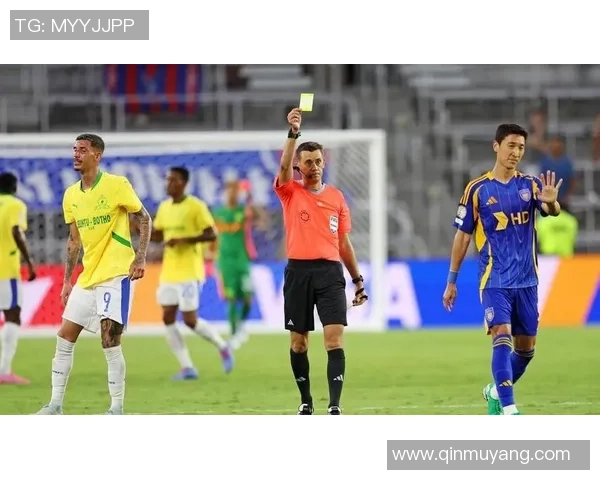 足球明星伪装成普通人街头挑战 引发粉丝狂热反应与意外惊喜